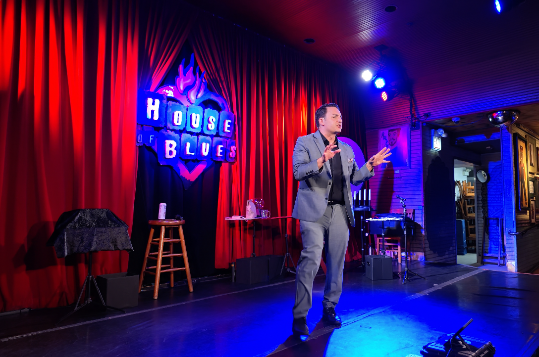 Chicago Magician and Mentalist David Ranalli Corporate Entertainment at the house of Blues Chicago